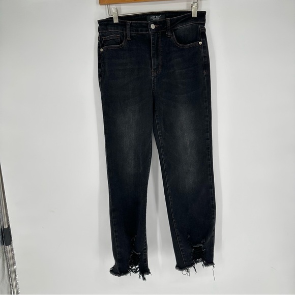 Judy Blue Black Cropped Straight Distressed Jeans 5/27 - Picture 1 of 7
